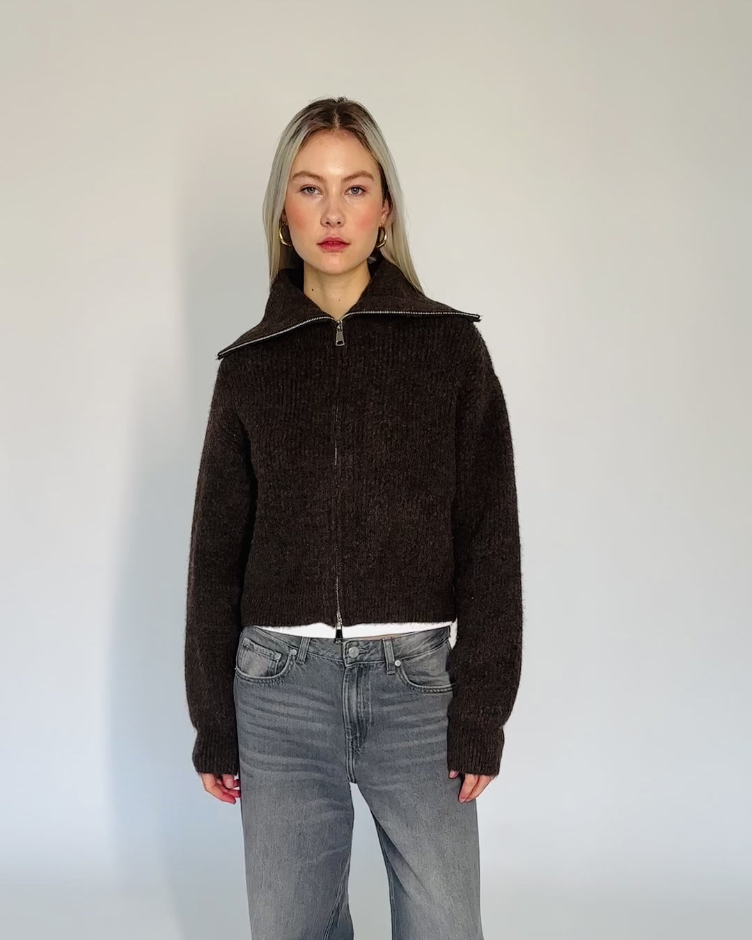 Strickjacke mit überlangem Kragen
