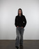 Gestreifte Strickjacke mit Kapuze in Bewegung