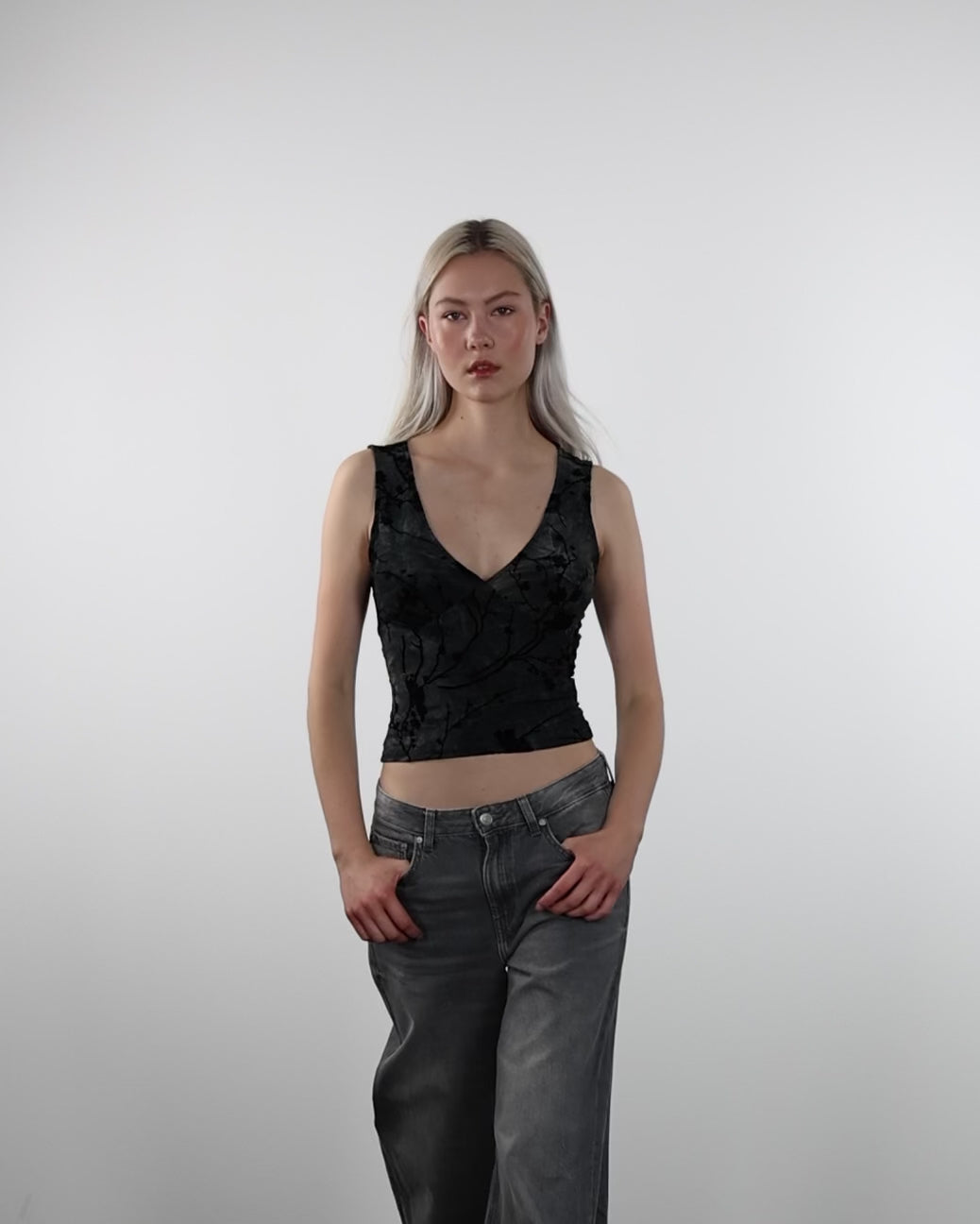V-Neck Top mit Blumenprint aus Samt in Bewegung