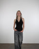 Neckholder-Top mit Strukturmusterin Bewegung