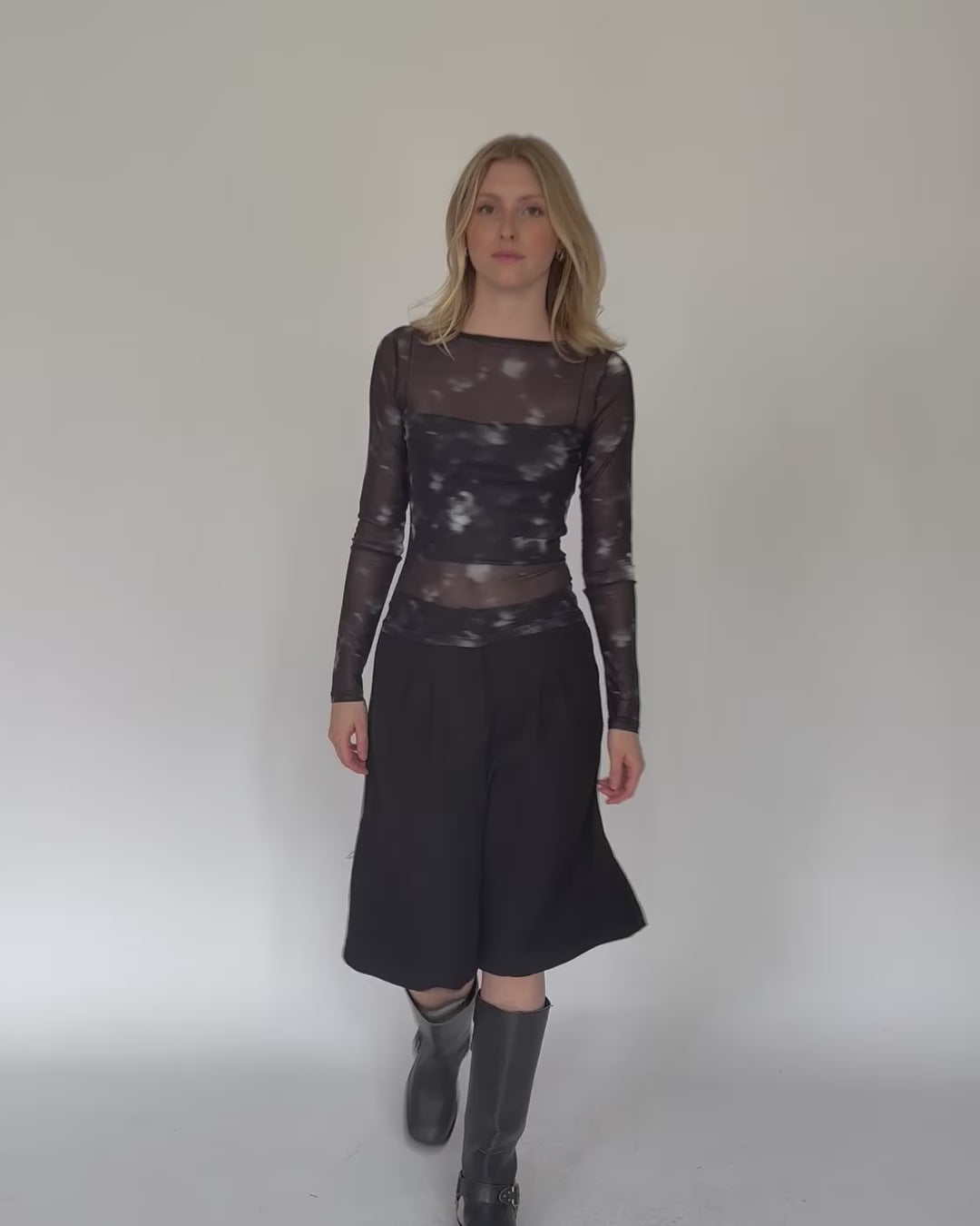 Langarm Mesh Shirt mit abstrakten Muster in Bewegung