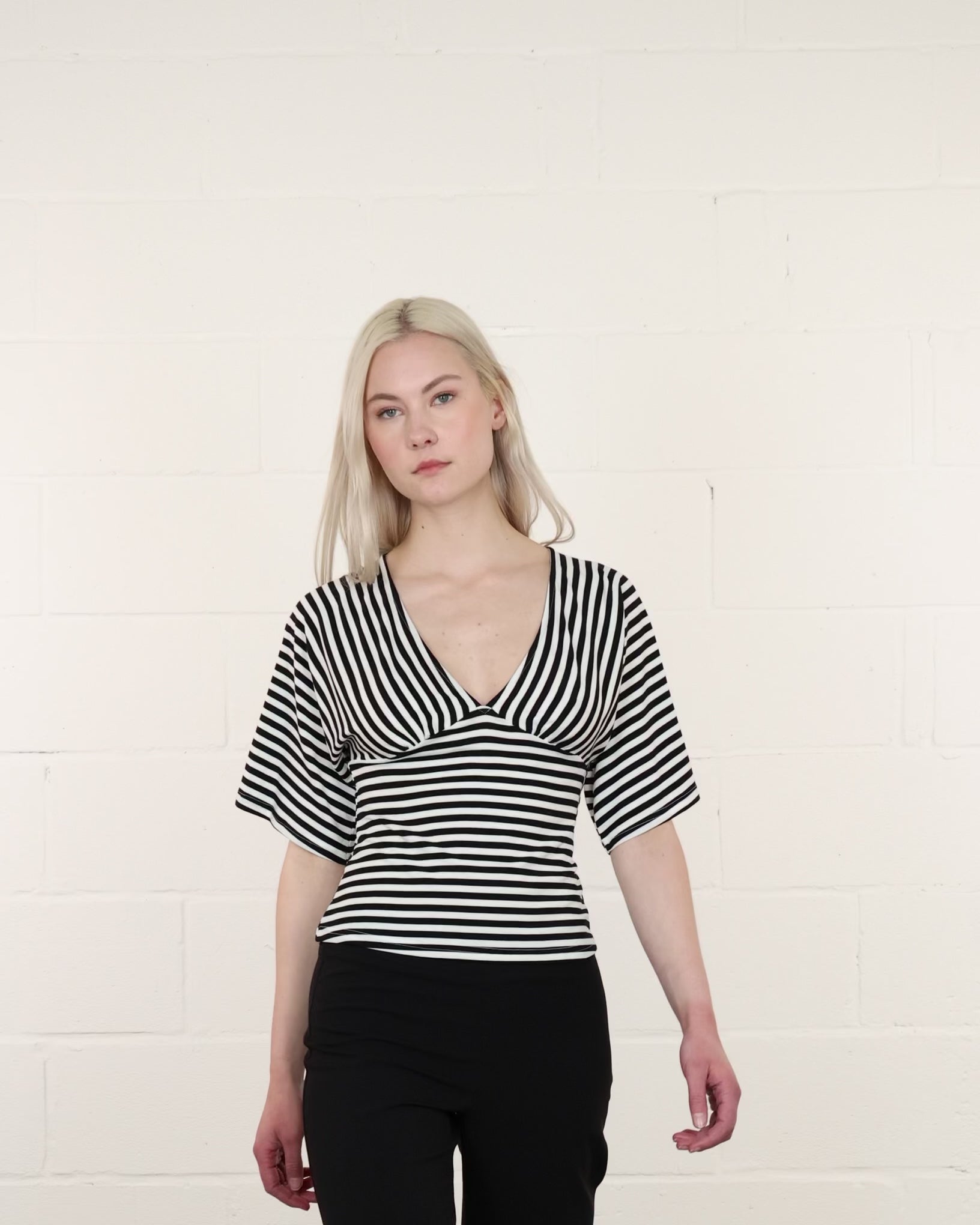 Gestreiftes T-Shirt mit Rückendetail