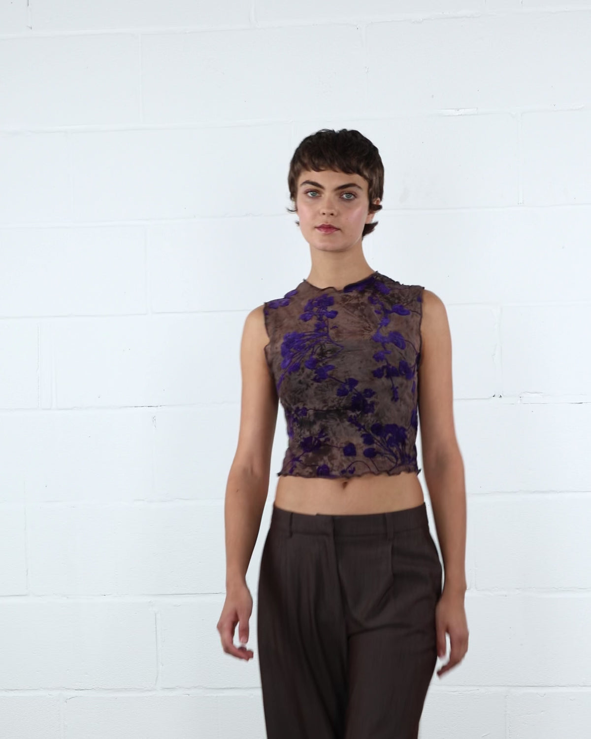 Mesh Top mit samtigem Blumenprint