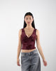 V-Neck Top mit Blumenprint aus Samt in Bewegung