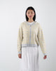 Gestreifte Strickjacke mit Kapuze in Bewegung