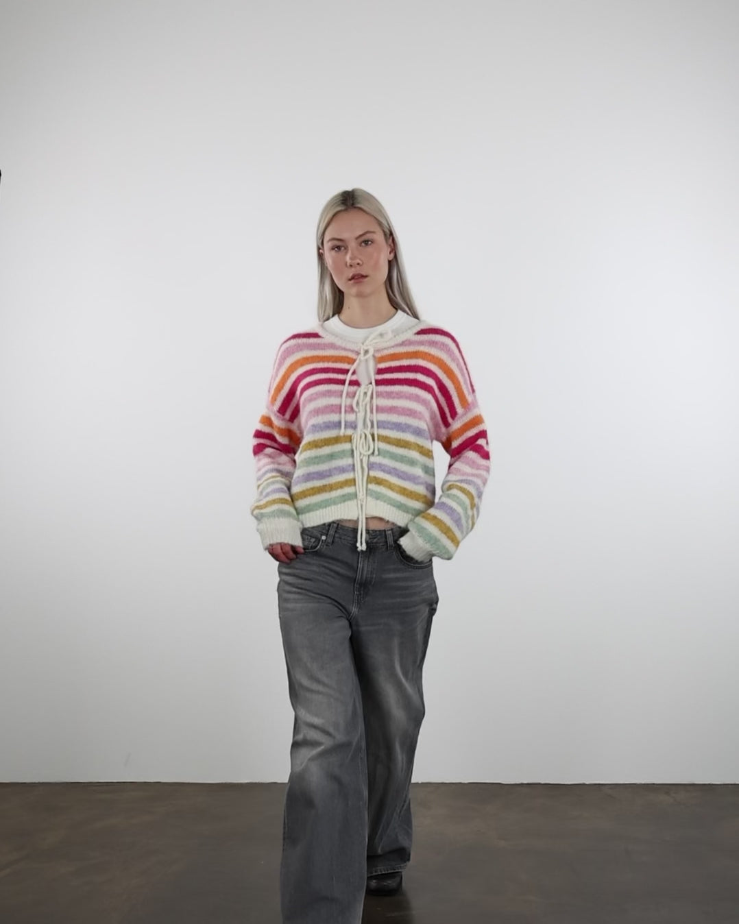 Gestreifte Strickjacke mit Bindebändern in Bewegung