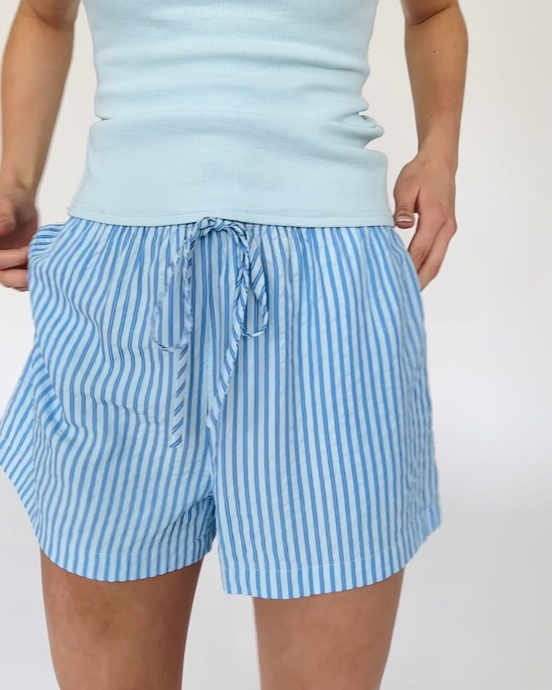 Klassische gestreifte Shorts blau
