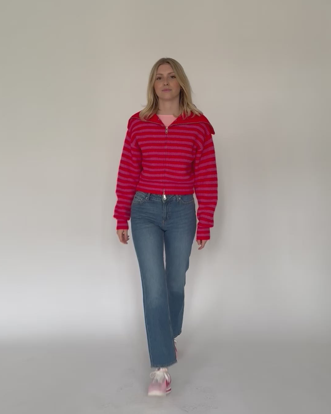 Gestreifte Strickjacke mit überlangem Kragen in Bewegung
