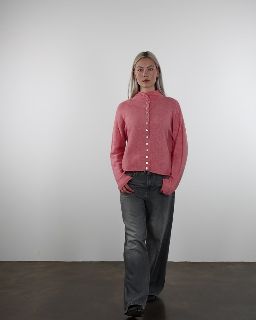 Strickjacke mit Stehkragen in bewegung