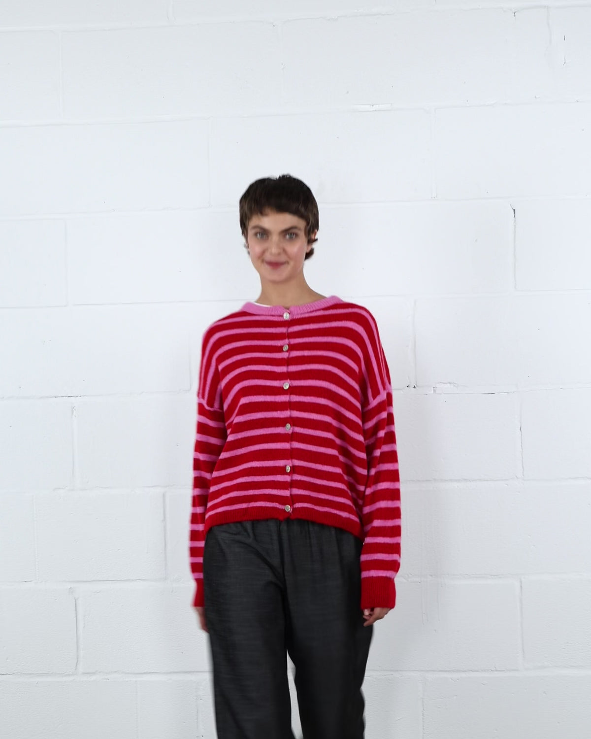 Weiche gestreifte Strickjacke