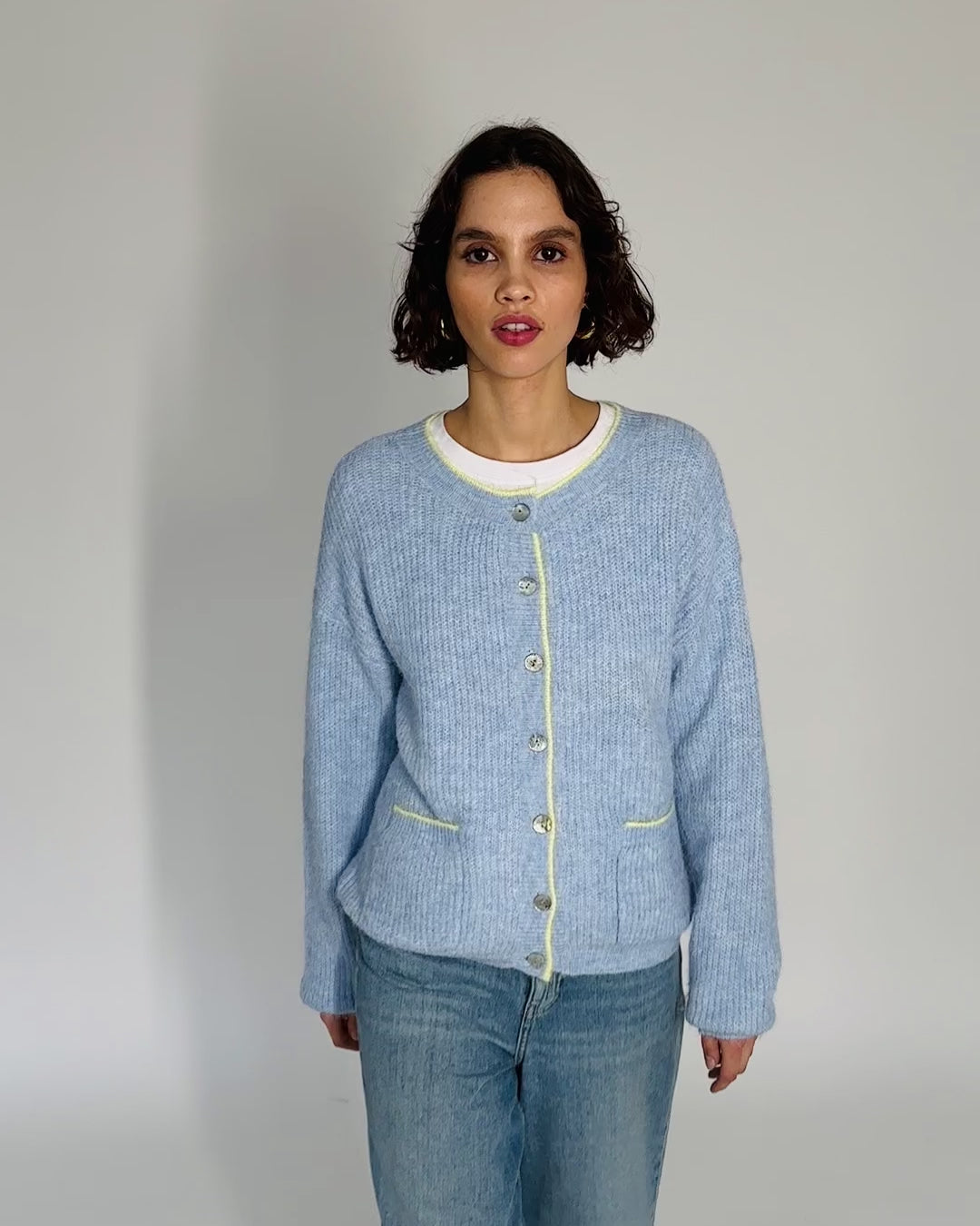 Strickjacke mit Kontrastnähten
