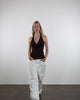Neckholder-Top mit Strukturmuster in Bewegung