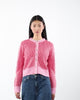 Gestreifte Strickjacke mit Knöpfen in Bewegung