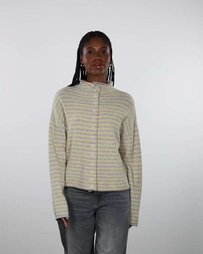 Gestreifte Strickjacke mit Stehkragen