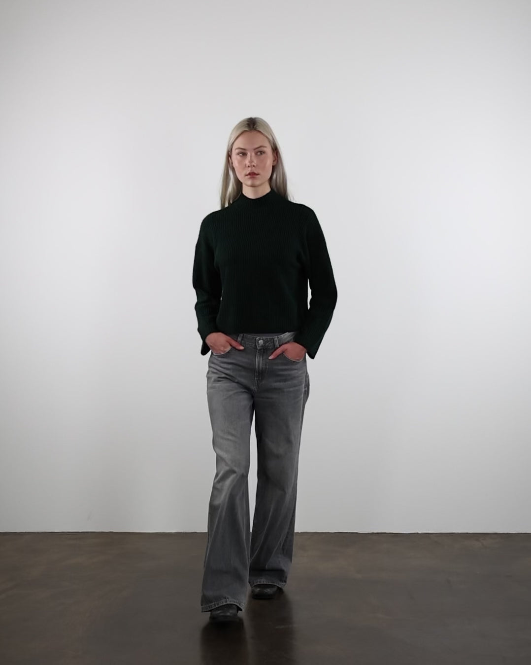 Gerippter Pullover mit Stehkragen im Laufen