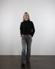 Gerippter Pullover mit Stehkragen im Laufen
