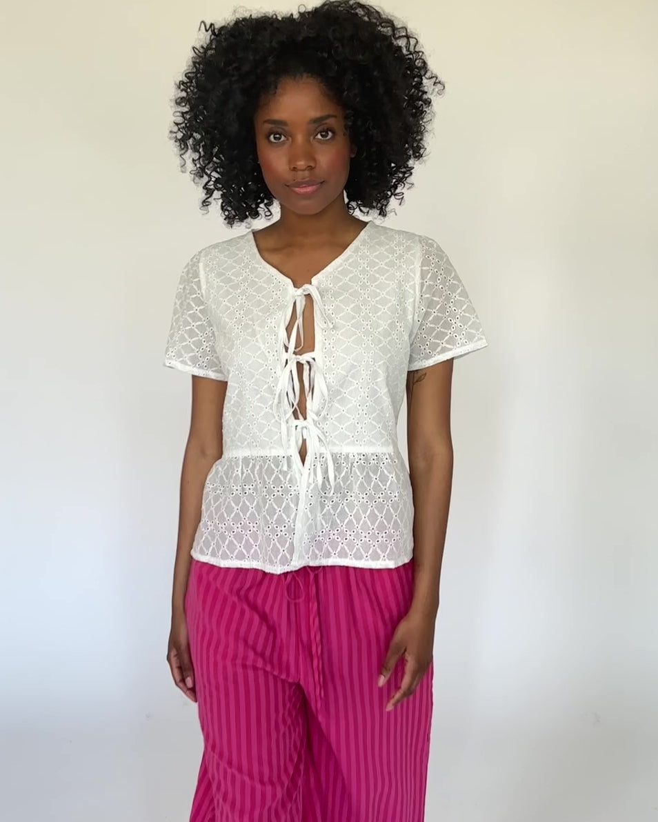 Sommerliche Bluse mit Stickmuster