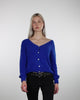 Strickjacke mit V-Ausschnitt in Bewegung