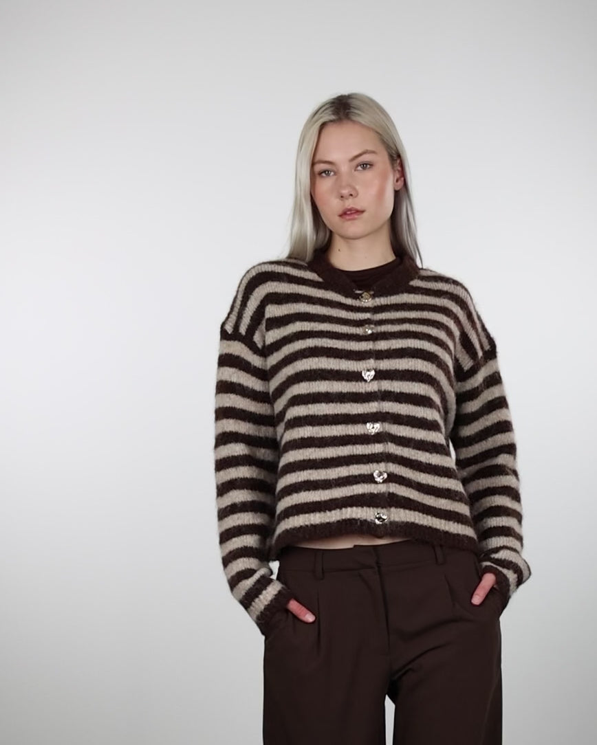 Gestreifte Strickjacke mit Schal Im Laufen