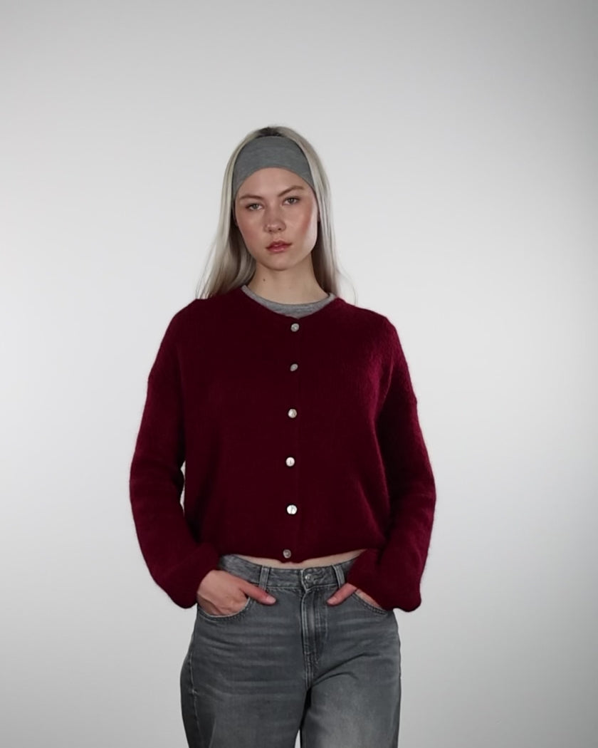 Weiche einfarbige Strickjacke in Bewegung