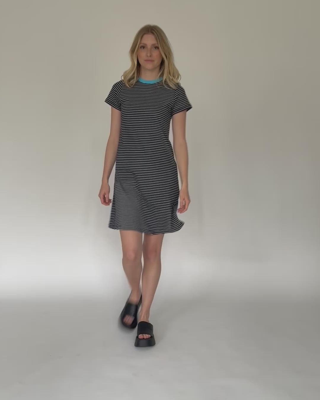 Gestreiftes Basic T-Shirt Kleid in Bewegung