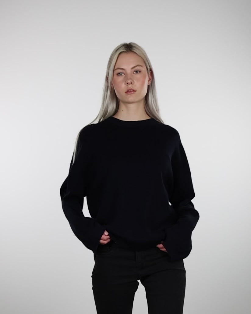 Klassischer Pullover mit Rundhalsausschnitt Im Laufen