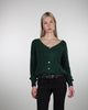 Strickjacke mit V-Ausschnitt in Bewegung