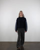 Strickpullover mit Streifendetails in Bewegung