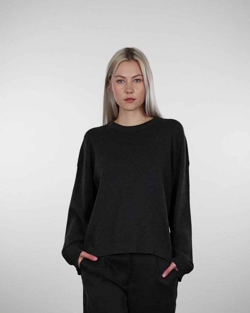 Klassischer Pullover mit Rundhalsausschnitt im Laufen