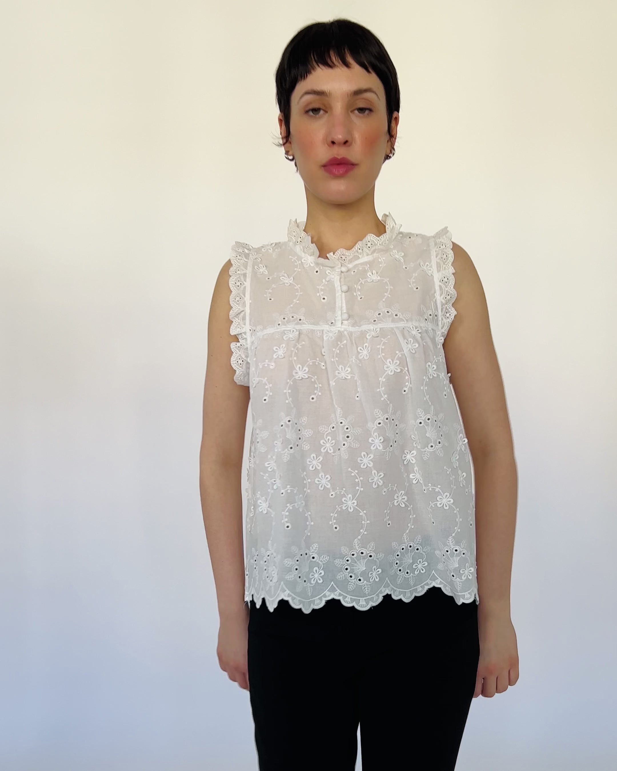 Bluse mit bestickten Blumendetails weiß