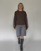Strickpullover mit Streifendetails in Bewegung