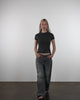 Gestreiftes Shirt mit Rundhalsauschnitt in Bewegung