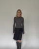 Gestreiftes Langarmshirt mit Rundhalsauschnitt in Bewegung