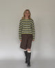 Gestreifte Strickjacke mit Rundhalsausschnitt in Bewegung