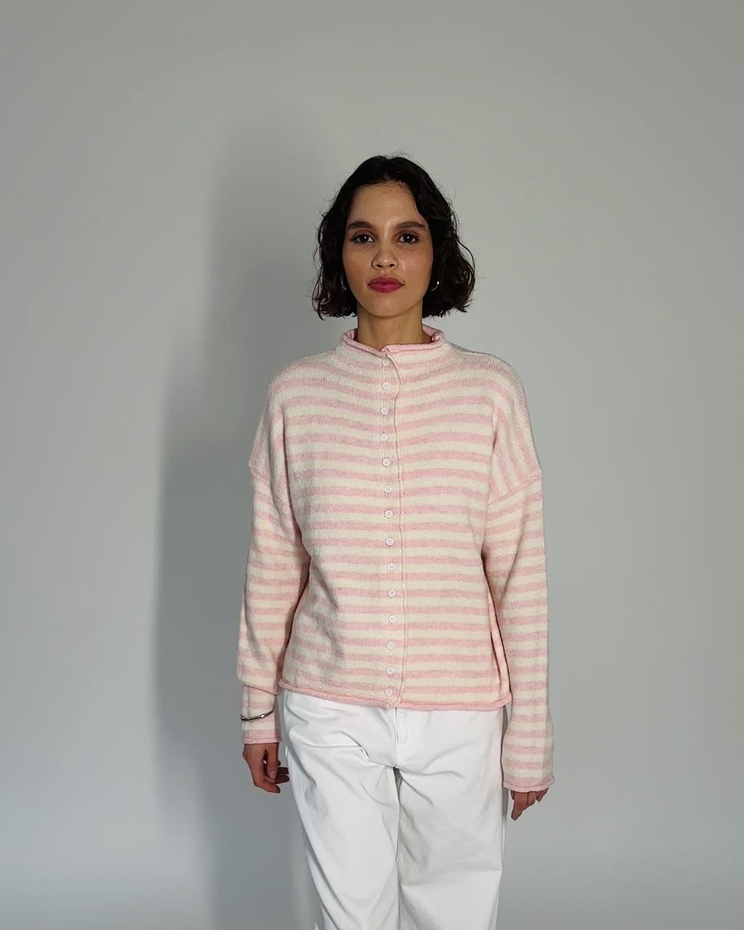 Weite gestreifte Strickjacke