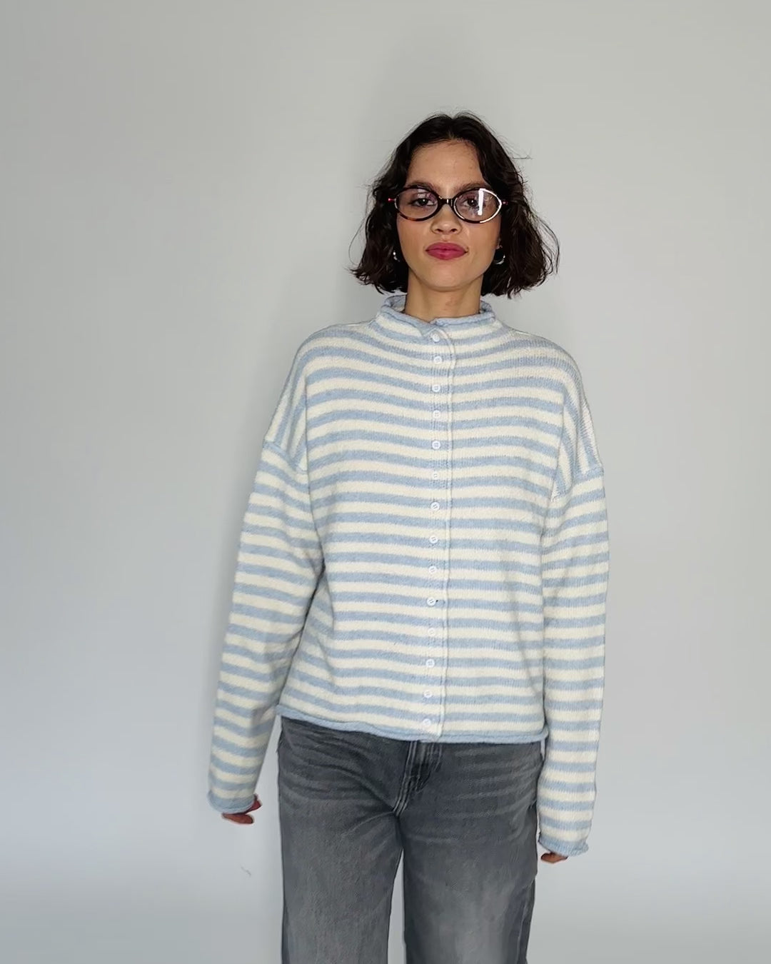 Weite gestreifte Strickjacke