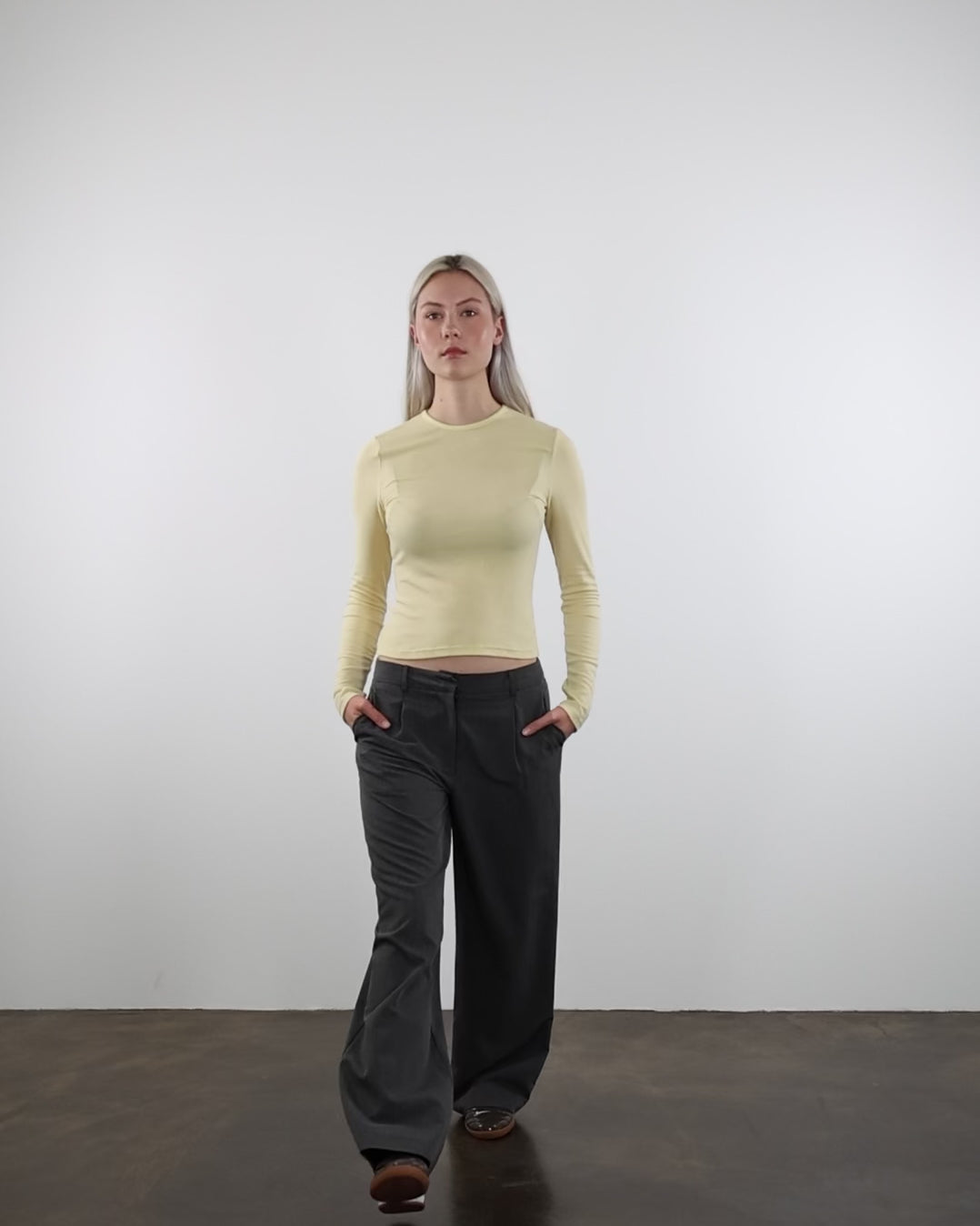 Langarmshirt mit Rundhalsausschnitt in Bewegung