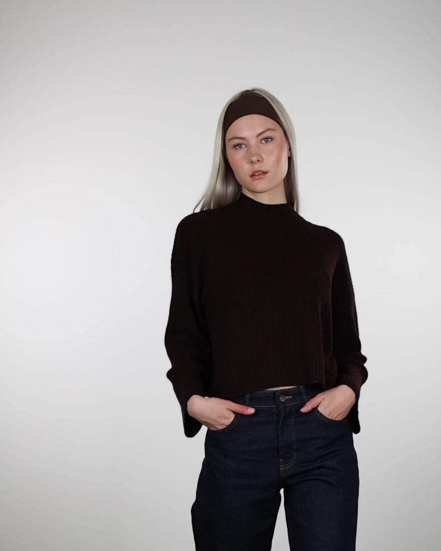 Gerippter Pullover mit Stehkragen im Laufen