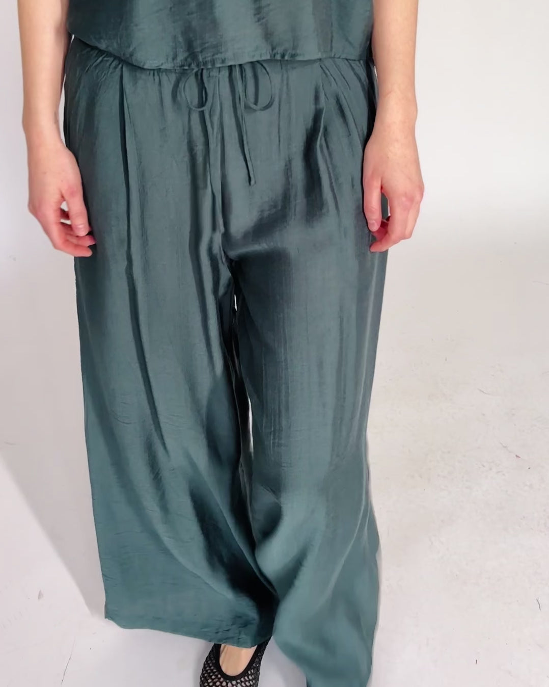 Lockere Stoffhose mit weitem Bein