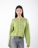 Strickjacke mit Rundhalsausschnitt in Bewegung