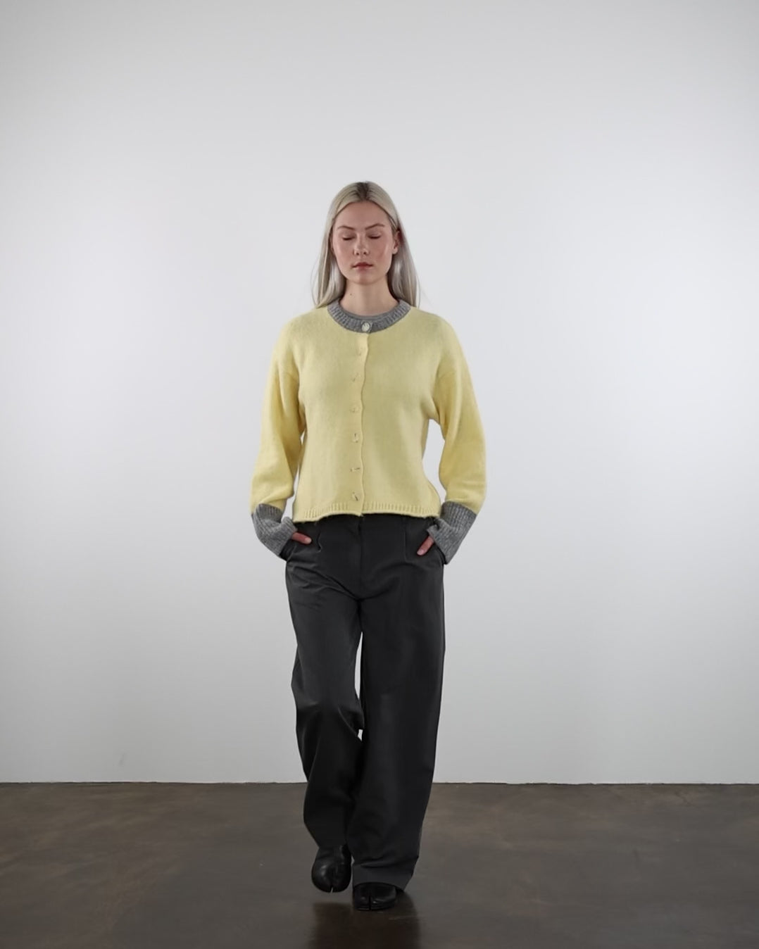 Strickjacke mit Kontrastbündchen in Bewegung