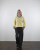 Strickjacke mit Kontrastbündchen in Bewegung