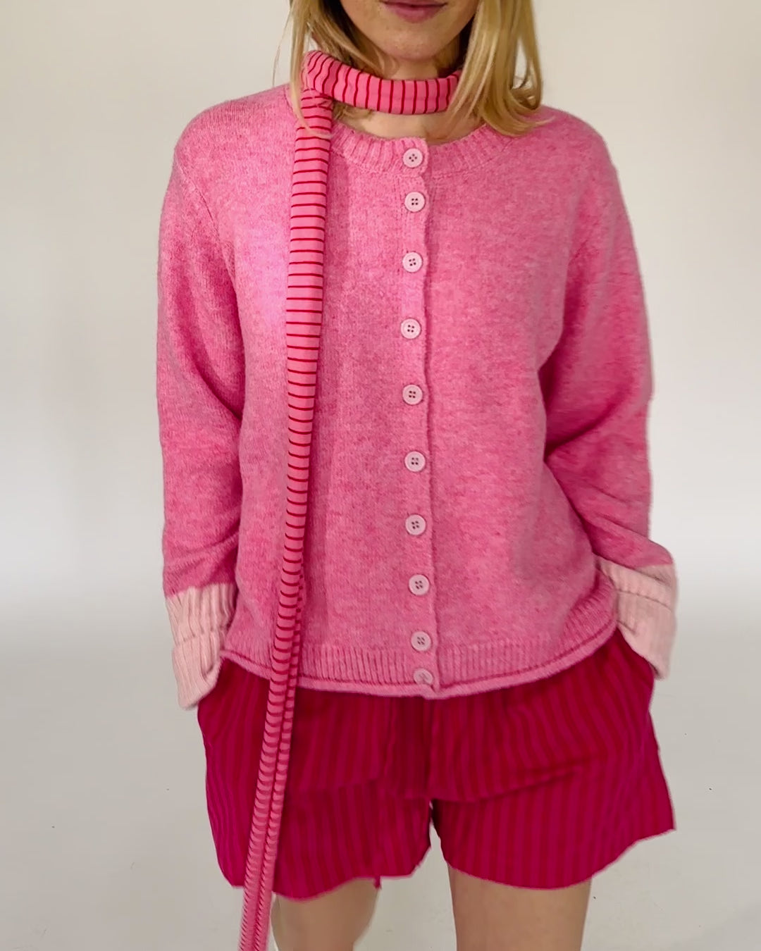 Pinke Strickjacke mit abgesetzten Ärmeln rosa