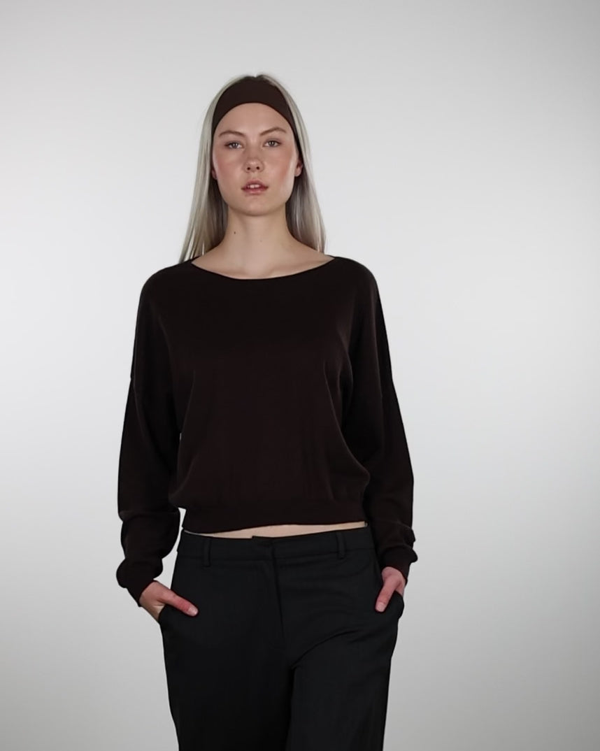 Pullover mit weitem U-Boot-Ausschnitt im Laufen